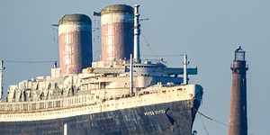 Historic ocean liner SS United States arrives at Mobile