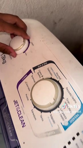 Como limpar sua máquina de lavar com água sanitária