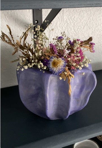 Some dry and fresh arrangements in our pottery 👩🏽‍🌾 #potterystudio #ceramics #pottery