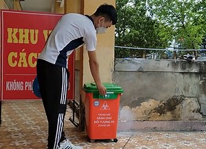 Sinh viên làm thùng rác thông minh