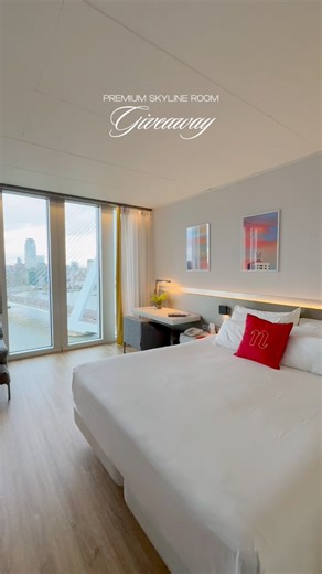 Droom jij van wakker worden met het mooiste uitzicht van Rotterdam? Bij @nhowrotterdam slaap je met uitzicht op de Rotterdamse skyline en de iconische Erasmusbrug. Perfect voor een mini getaway met z’n tweeën. Van 8 december tot en met 14 december 23.59 uur (CET) ligt de gouden sleutel verstopt tussen de foto’s van ons woningaanbod op ooms.com. Vind jij hem? Stuur ons het bewijs en maak automatisch kans op deze overnachting voor twee ter waarde van €300. Meedoen • Volg de stappen onder deze post