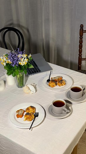 Ezgi🛖 on Instagram: "-Geceden şekere yatırılmış bal kabaklarıyla videoyu başlatıyorum🎃 -Ertesi güne çamaşırlarla başlamak artık birçoğumuzun ortak noktası 😁 #normalkahvaltı hazırlamadığımı düşünmeyin böyle bir kahvaltı için bana iştahlı bir eşlikçi lazım💕😄 -Poğaçanın tarifine gelecek olursak👇🏻 Tereyağı yerine kremayla yapıyoruz🥯 1 yumurta Yarım paket krema 1 çay bardağı sıvı yağ 3 yemek kaşığı yoğurt 3 bardak un 1 paket kabartma tozu 1 tatlı kaşığı karbonat 1 yemek kaşığı sirke 2 yemek k