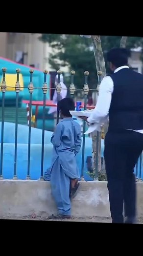 Helping Others: A Gesture of Kindness in the Park