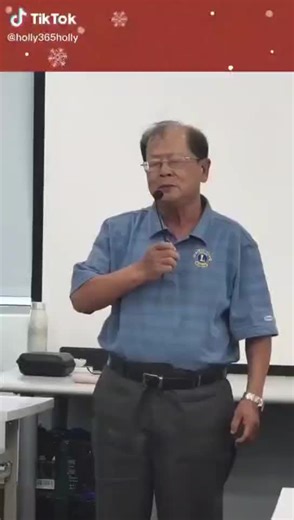 Deep Seek → SKQ靶向粒腺體抗氧化劑.對血管/高血脂/特異性高血壓的作用效果. . SKQ（SkQ1）是一种靶向线粒体的抗氧化剂，由俄罗斯科学家Vladimir Skulachev团队研发。🌹其通过特异性清除线粒体内的活性氧（ROS）在心血管代谢疾病（如高血脂、高血压）中展现出潜在的治疗效果。以下是其作用机制及效果的综合分析： 1. 对血管的作用 🌹改善内皮功能 SKQ通过减少线粒体ROS的积累，保护血管内皮细胞免受氧化应激损伤。氧化应激是内皮功能障碍的关键因素，会导致一氧化氮（NO）生物利用度下降，引发血管收缩和硬化🌹SKQ的中和自由基作用有助于恢复NO的正常水平，从而改善血管舒张功能。减轻动脉粥样硬化风险. 线粒体ROS可促进低密度脂蛋白（LDL）氧化，加速动脉粥样硬化斑块形成🌹SKQ通过抑制ROS，减少氧化型LDL的产生，延缓动脉粥样硬化进程。 2. 对高血脂的作用 调节脂代谢 虽然SKQ的直接降脂机制尚未完全明确，但其通过减少氧化应激可间接改善脂质代谢。例如： 🌹降低胆固醇氧化：SKQ抑制ROS对LDL的氧化修饰，减少泡沫细胞形成（动脉粥样硬化的关键步骤）