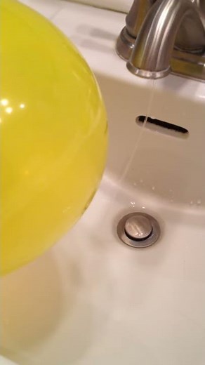 Make water move with a balloon: Static electricity!