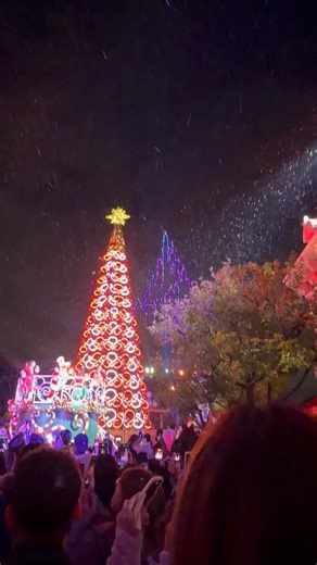 Drone shot in Disneyland im cryingggg huhuh