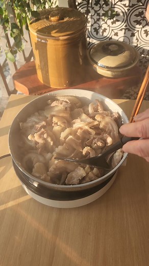 Chả là Bu lên chơi thăm cháu mấy hôm. Sáng sớm nay, Bu đánh thức dậy làm giò xào các bác ạ. Từ bé đến giờ không chịu học, không chịu làm vì toàn ăn hàng tài trợ 😆. Bu bảo quay video trông ngon thế, học rồi tự làm giò xào mà ăn nhé con 🤣 Các bác có hóng video full không để em còn edit ạ 😇 | Thúy Quỳnh