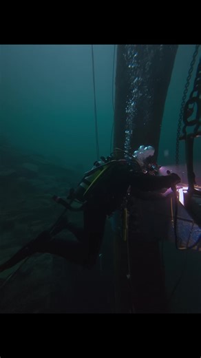 Since a lot of you liked welding video with original sound, here's another one. #commercialdiver #underwaterwelding #bluecollar #skilledtrades @auscomdiver