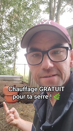 Chauffage GRATUIT pour ta serre ! 🌿 Fini le gel ! 🥶 Je te montre comment chauffer ta serre tout l'hiver sans électricité, juste avec un fût et du fumier. Une astuce 100% naturelle et économique. ​Tu connaissais cette technique ? Dis-le-moi en commentaire ! 👇 ​#jardinage #permaculture #serre #astucejardin #potager #hiver #autonomie #écologie #chauffagegratuit #reelstips | Fredo brico