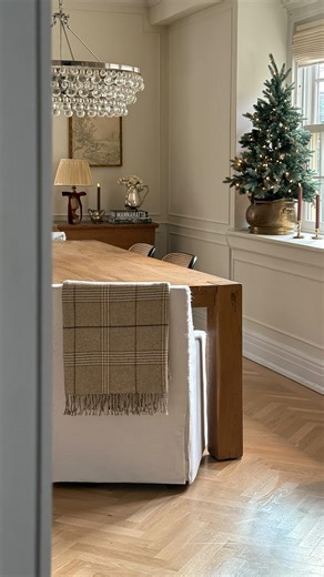 I’ve gotten so many questions about this brass planter — it’s actually a vintage scuttle bucket; was used to transport coal in another era. You might remember it held my dried hydrangea this fall, and now it’s switched over to Christmas effortlessly! If you're hunting for one on Marketplace or at estate sales, try searching: • Scuttle bucket • Coal scuttle • Brass coal bucket • Vintage brass planter • Brass fireplace bucket • Ash bucket • Copper scuttle • Victorian coal bucket Want to recreate t