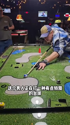 A game that combines billiards and mini golf 把台球和迷你高尔夫结合在一起的游戏 Players must control angles and force like billiards, while navigating slopes and obstacles like mini golf. The first to reach eleven points wins — but only after sinking the final center hole. 既要像台球一样精准控球， 又要像迷你高尔夫一样判断地形和障碍。 先得十一分者领先， 但最终必须进中央洞才算真正获胜。 how it works hybrid sports #howitworks #games | 原来科普 How It Works