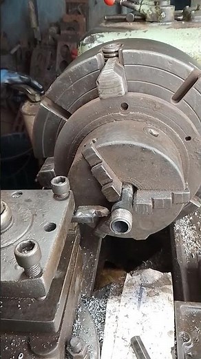 THREADING A PIPE #machineshop #pipeline #shortvideo