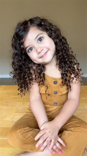 81K views · 2.2K reactions | Quick and easy hairstyle to try with an easy way to use a claw clip! #curlyhair #cutenessoverload #hairtutorial | Ellabella_soleil | Facebook