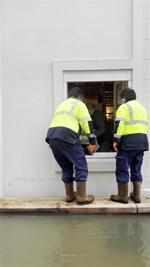 À #Angers, l’eau ne cesse de gagner du terrain ce jeudi après-midi. Sur place, les agents de la Ville et d’Angers Loire Métropole poursuivent l’installation des passerelles pour sécuriser les déplacements. Toutes les infos en temps réel sur angers.fr #Angers #AngersMetropole #inondations #maine