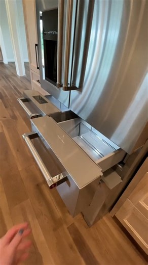 Iroselectronics on Instagram: "¿Quieres llevar tu cocina al siguiente nivel? ❄️✨ Conoce la nevera French Door KitchenAid KRMF706ESS de 26 pies³ y diseño de 5 puertas: lujo, capacidad y organización en un solo electrodoméstico. Características destacadas: • Capacidad total: 26 pies³ (737 litros) • 5 puertas independientes para acceder al compartimiento ideal según tus necesidades • Dispensador de agua filtrada y hielo automático (hielo exprés y cubitos) • Cajón de zona convertible con 4 modos de 