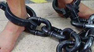 终于明白死刑犯戴着的脚镣，除了防范越狱之外，还有“特殊”效用