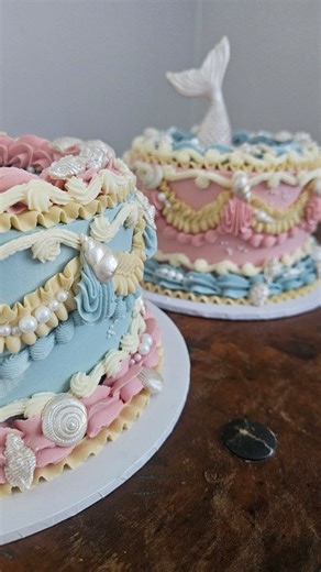 Cakes by Dominique on Instagram: "Real time ruffles with the MVP Tip ✨️ The tip used in every vintage cake, that gives the best ruffles and is the most requested from my reels, the number 70. But this specific 70 tip is extra special... Years ago, when I lived in London, I did some Groupon cake decorating classes just for fun and absolutely loved it. I bought a small set of piping tips from a street market near where we lived in Brixton, and in that set was this #70 leaf tip. The set I have isn'
