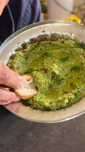 Refika'nın Mutfağı on Instagram: "Fesleğen, zeytinyağı, sarımsak, boziçiyle tadı şahane bir yeşil peynir yaptık. 🌿 Kavanozlayıp dolaba kaldırmalık da olur, yılbaşı sofrasına meze de. Üstüne biraz zeytinyağı, pul biber…oh emrinize amade! Girit Ezmesi Tarif 7 dal fesleğen 6 çorba kaşığı zeytinyağı 2 diş sarımsak 200 gr. beyaz peynir 1 tatlı kaşığı karabiber 3 dolu çorba kaşığı boziç Üzerine, Zeytinyağı Pul biber Fesleğen filizi • 7 dal fesleğeni, 3 çorba kaşığı zeytinyağını ve 2 diş sarımsağı mu