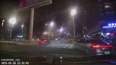 Dashcam captures meteor illuminating night sky in southern China
