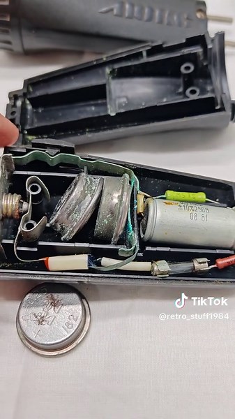 Что внутри советского фонарика Люкс: Разбор конструкции