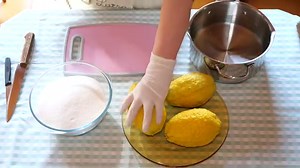 APPUNTAMENTO DI GIOVEDÌ CON UN TUTORIAL/RICETTA DI CONSERVA FATTA IN CASA, O MEGLIO CANDITRI FATTI IN CASA... FACCIO I CEDRI CANDITI Oggi mettiamo in primo piano il CEDRO, un agrume fantastico dalle mille qualità proteiche e nutrizionali Come ogni anno mio cognato, che li produce biologici al 100%, me ne porta in quantità... e come ogni anno li utilizzo per fare conserve di tutti i tipi e quindi faccio i canditi di cedro La ricetta è utile per l' utilizzo in varie ricette di dolci, come la pasti
