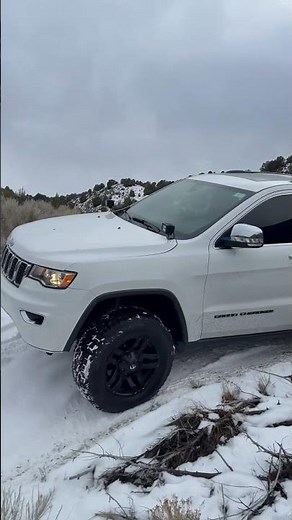 The WK2 Grand Cherokee is a weapon in the snow and ice #grandcherokee #offroad #wk2 #overlanding