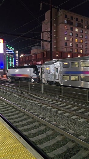 NJ Transit ALP-46 #4620 arrives at New Brunswick train station