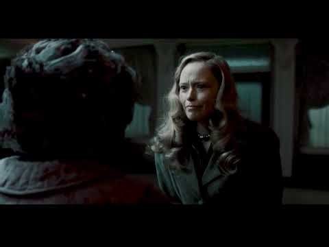 Woman Uses her Shoe as a Weapon Before Running Away (TV Scene) [Hose]