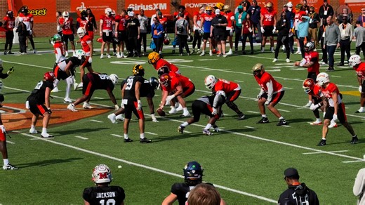 USC’s C Jonah Monheim with a nice pancake of Toledo LB Darius Alexander. #SeniorBowl | ChiCitySports.Com