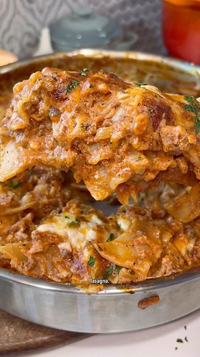 Claire on Instagram: "One-Pan Skillet Lasagna 🍝 Here’s how to make it: 2 tbsp olive oil (I use @wearebrightland rosemary) 1 cup yellow onion, diced 1/2 cup carrot, finely diced 1/2 cup celery, finely diced 8 cloves garlic, minced, to taste 2-3 tbsp tomato paste 1 lb ground beef or Italian sausage 3/4 cup red wine 24 oz @raoshomemade Arrabiatta 1 - 1.5 cups @kettleandfire beef broth (start with 1 then add more as/if needed) 8 oz lasagna noodles, broken 1 tsp dried basil 1 tsp dried oregano 1 tsp