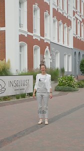 Herzlich willkommen im InselLust Resort Borkum! 🌟Verena nimmt euch mit auf einen kurzen Rundgang durch unser arthotel bakker und Gästehaus Wilhelm und zeigt euch, warum sich Gäste – ob neu oder treu – bei uns so wohlfühlen. 🫶🏻Schaut rein, entdeckt die InselLust-Welt und kommt uns bald besuchen. ♥️ #insellust #borkum #nordsee #insel #travel #urlaub #travelling #hotel #unterkünfte #arthotelbakker #gästehauswilhelm #holiday #reisen #ostfriesischeinseln | Insellust Resort Borkum