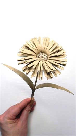 Quick and Easy Toilet Paper Roll Craft DIY #quickandeasy #toilet #paper #roll #craft #idea #diyb #craftideas #diyideas #paperflower #toiletpaperroll #floresdepapel #recycling #reuse #reciclaje | Day with DIY