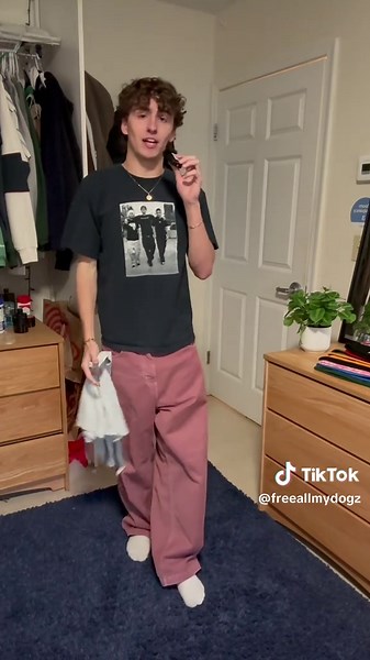 Create a Stunning Outfit with Pink Baggy Jeans