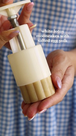 Delicious White Lotus Mooncakes with Salted Egg Yolk Recipe