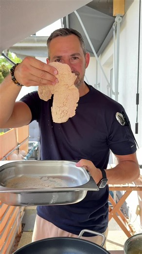 Das klassische Wienerschnitzel heute zeige ich euch mal wie es richtig funktioniert. Also speicher dir das Rezept ab und probiere es definitiv aus. Wann war dein letztes Wienerschnitzel? #schnitzel #kochen #rezept