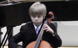 美国小男孩一脸不爽地演奏巴赫《第一无伴奏大提琴组曲》