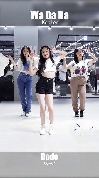 可爱小女孩的舞蹈演绎