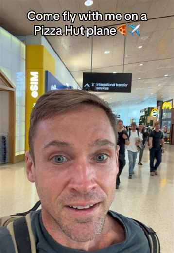 Baba ghanoush has her game face on✈️🍕 @Pizza Hut @Air New Zealand #travel #traveltiktok #luxury #storytime #pizza