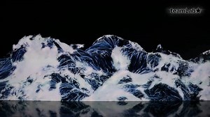 コンピューター上の空間で、三次元上の水の動きをシミュレーションし波を構築している。水は、無数の水の粒子の連続体で表現し、粒子間の相互作用を計算している。そして、水の粒子の挙動で線を描き、三次元上の波の表層に線を描いている。そして、立体的に描かれた線の集合を、チームラボが考える「超主観空間」によって平面化し映像作品にしている。 | teamLab Borderless / チームラボボーダレス