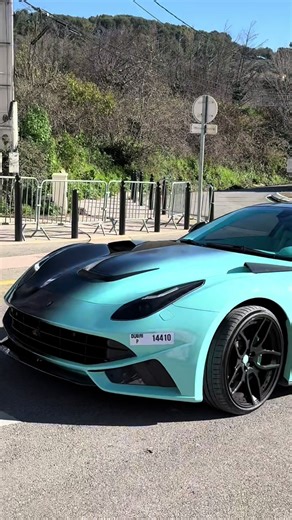 Aubameyang vient d’arriver à la commanderie pour la séance d’entraînement en Ferrari F12 ! #aubameyang #om #olympiquedemarseille #collab