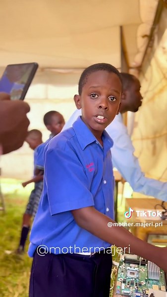 Exploring Computer Parts with a Young IT Prodigy