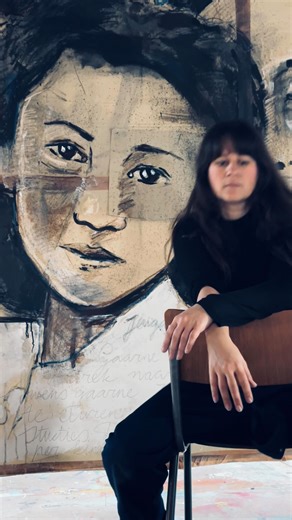 Eva Margaretha on Instagram: "Detail van werk: ‘Jeugdzorg van Djakarta’ Ca. 180x130 cm Tussen de papieren van mijn oudoom Ruud van Thiel vonden we een handgeschreven briefje van zijn vader, waarschijnlijk een kladje. Een verzoek aan de Jeugdzorg van Djakarta om drie kinderen naar Nederland te mogen laten gaan voor studie. Ze gingen, zonder ouders, naar de andere kant van de wereld. -Java 1950- ©️Eva Margaretha @galeriewind @kunsteiland010 @unit4art #indo #indonesie #artexhibition #bigart #contem