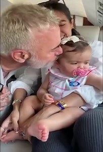 324K views · 5.6K reactions | Gianluca Vacchi, prima estate da papà: La scena adorabile del primo bagnetto della figlia Blu Jerusalema | TELE ONE | Facebook