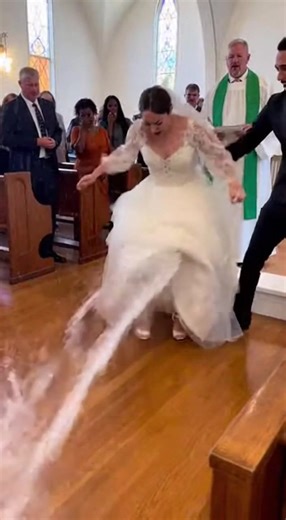 💒 Unforgettable church wedding moment! The bride’s dress turned into a mini fountain at the front 💦 She screamed and tried to keep balance, but kept slipping in the cutest way~ Pure laughter and joy! #WeddingFun #UnexpectedMoment #microdrama #weddingtok #chaos