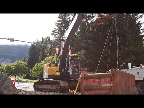 STACKING A TRENCH BOX