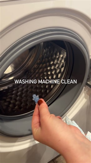 lauren | tidytownhouse on Instagram: "Today was the monthly washing machine deep clean ✨👀 I have to say… this is one of my favourite jobs! I weirdly enjoy this 💁🏼‍♀️ anyone else?! Products used: @astonishcleaners bicarb spray @sinicleaning detail brush @vamooshcleans washing machine cleaner #washingmachine #washingmachineclean #deepclean #cleaningtherapy #satisfyingclean"