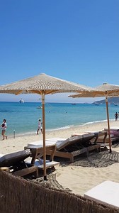 𝑷𝒂𝒎𝒑𝒆𝒍𝒐𝒏𝒏𝒆 𝑭𝒐𝒓𝒆𝒗𝒆𝒓 💙 Longue de 4.5 km, classée "espace naturel remarquable" 🌊 La belle plage de Pampelonne, nous offre une pléiade d'activités ! 🏄‍♀️🍴🏖 ▶️ Et vous que préférez-vous y faire ? (bronzette, baignade, resto...) | Golfe de Saint-Tropez Destination