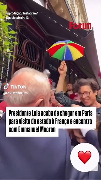 O presidente Luiz Inácio Lula da Silva desembarcou em Paris na manhã desta quarta-feira (4) e, ao chegar ao Hotel InterContinental Paris Le Grand, onde ficará hospedado, e foi recebido com festa por brasileiros usando um Keffiyeh, lenço considerado um símbolo da luta do povo palestino. Leia na #Fórum: https://abre.ai/mTp3 #RevistaFórum