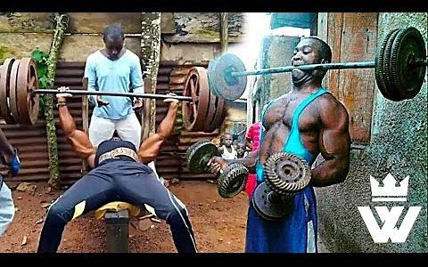 非洲大兄弟艰苦环境下练就一身劲爆肌肉