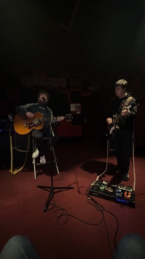 Can’t beat a bit of dont look back in anger can you? Who wants to see some more stripped back videos like this #riviera #oasis #epiphone #glasgowmusicscene #scotishband